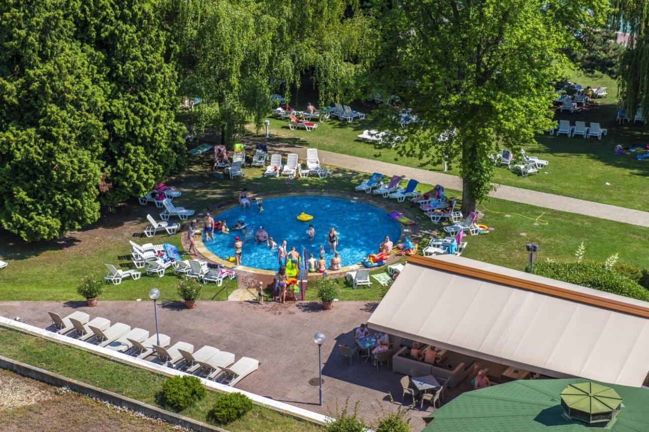 Hotel Club Тихани Екстериор снимка