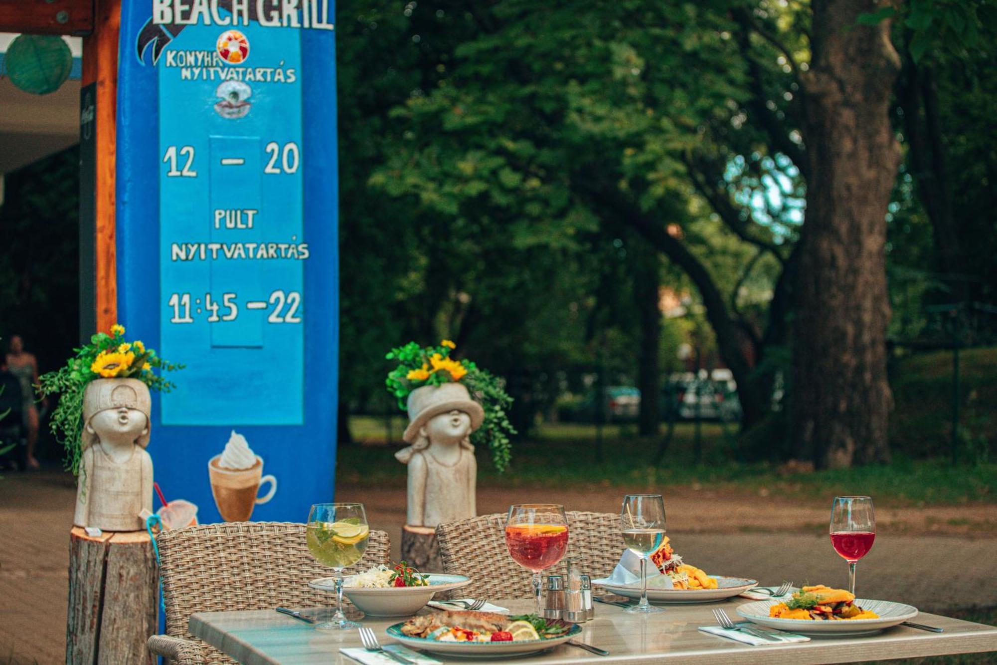 Hotel Club Тихани Екстериор снимка