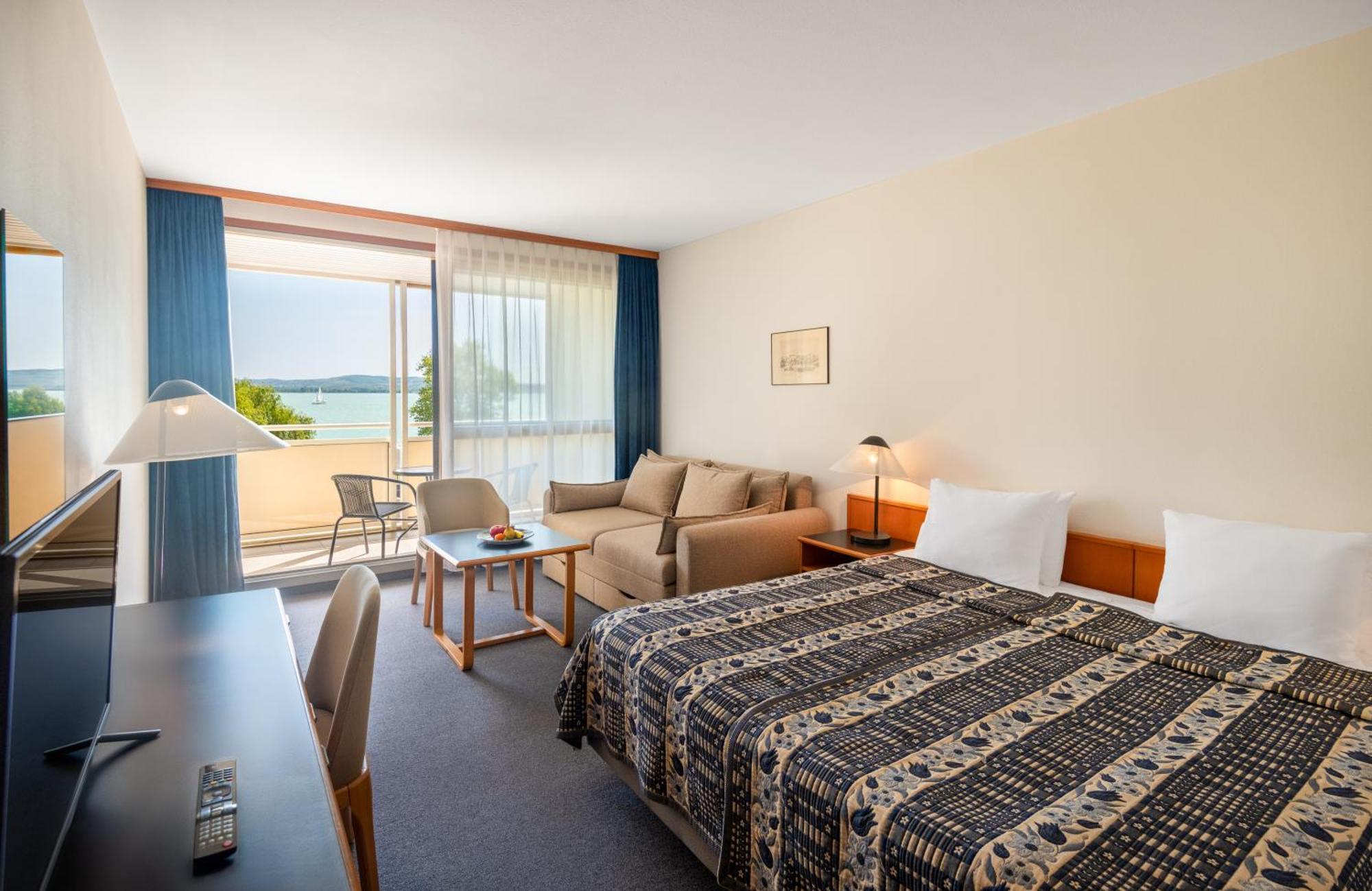 Hotel Club Тихани Екстериор снимка