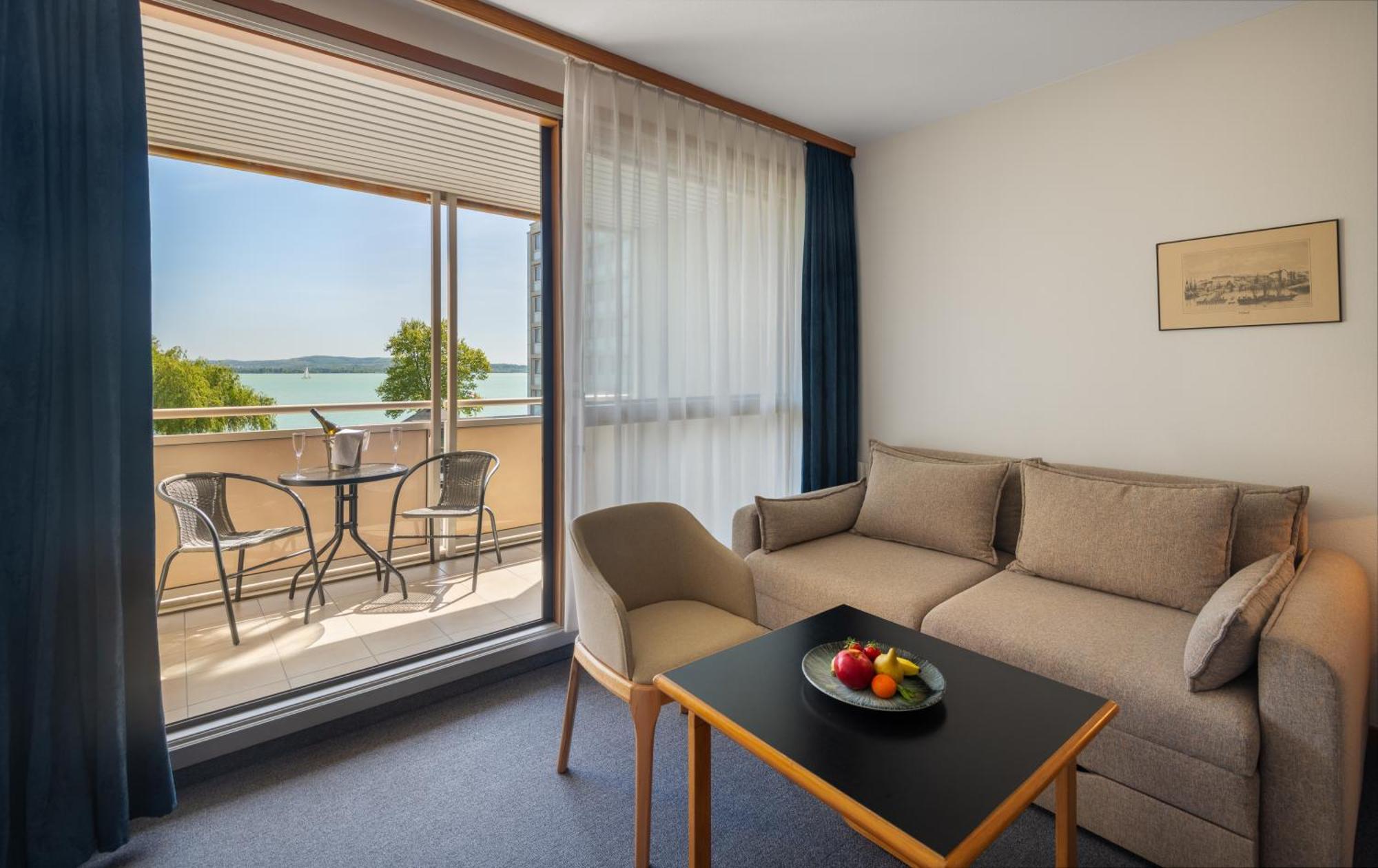 Hotel Club Тихани Екстериор снимка