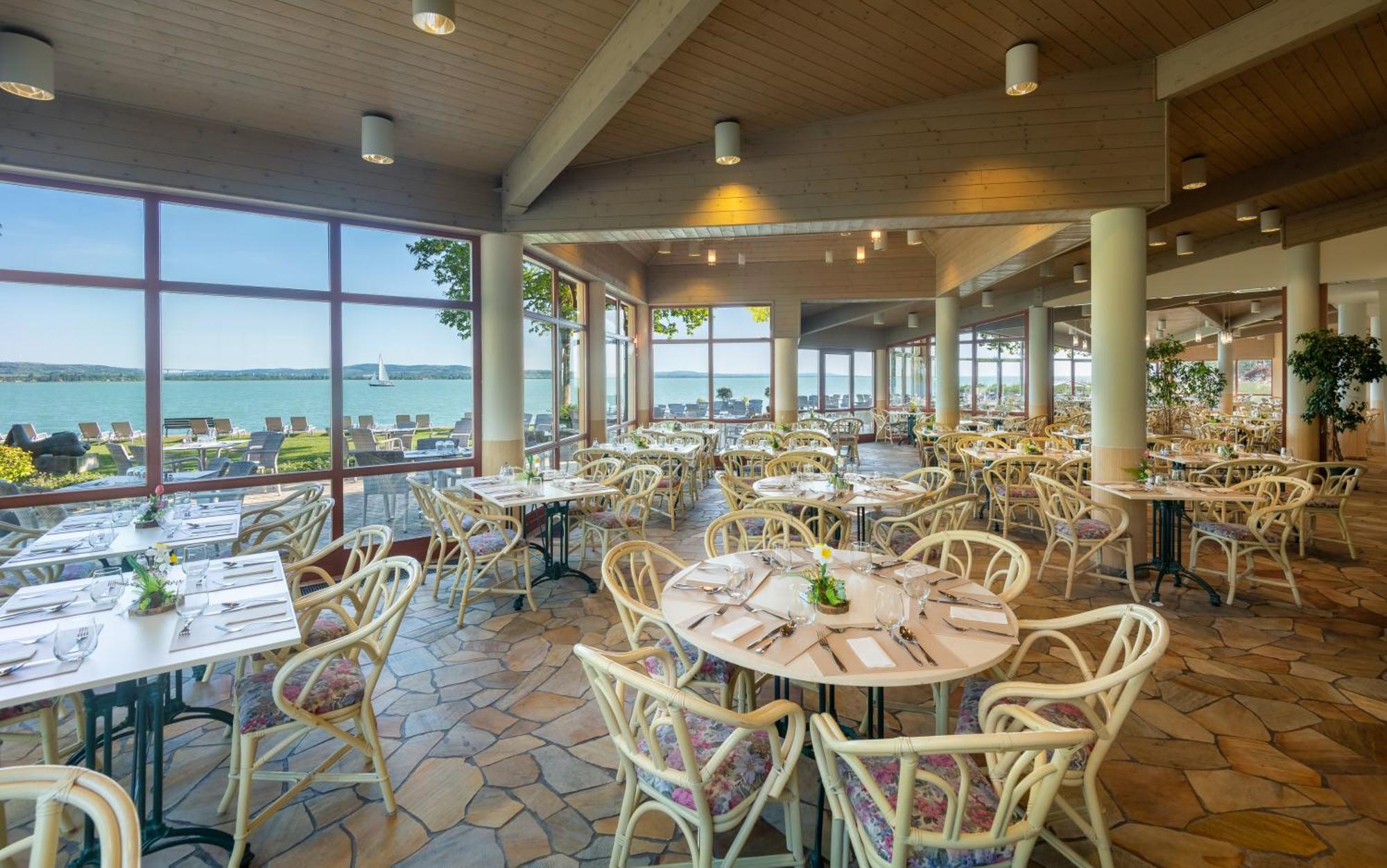Hotel Club Тихани Екстериор снимка