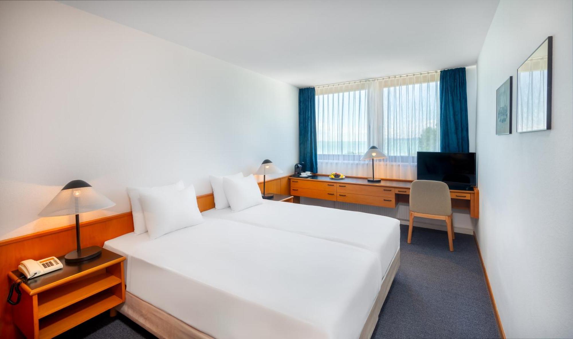 Hotel Club Тихани Екстериор снимка