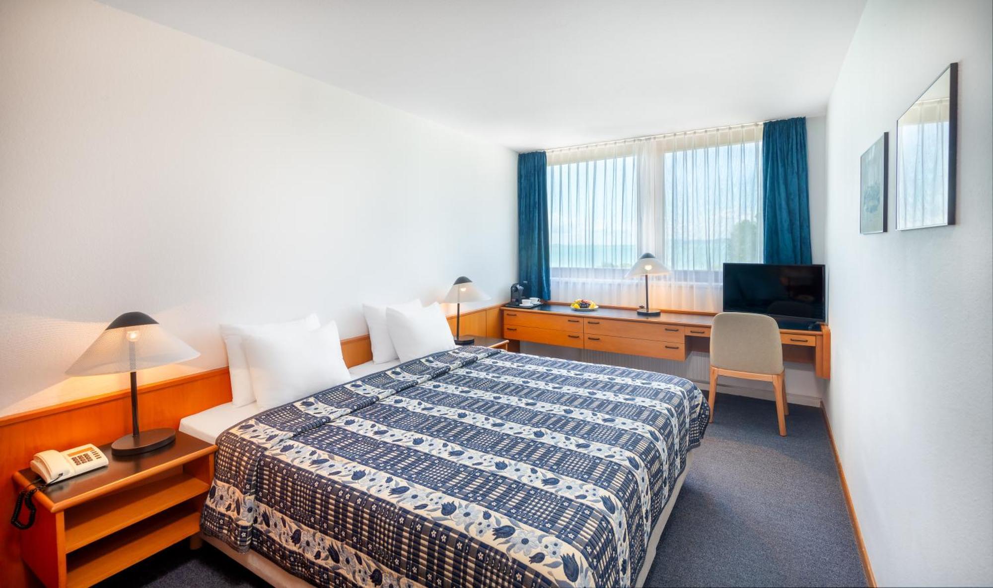 Hotel Club Тихани Екстериор снимка
